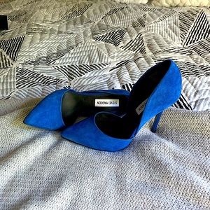 Steve Madden blue suede pumps